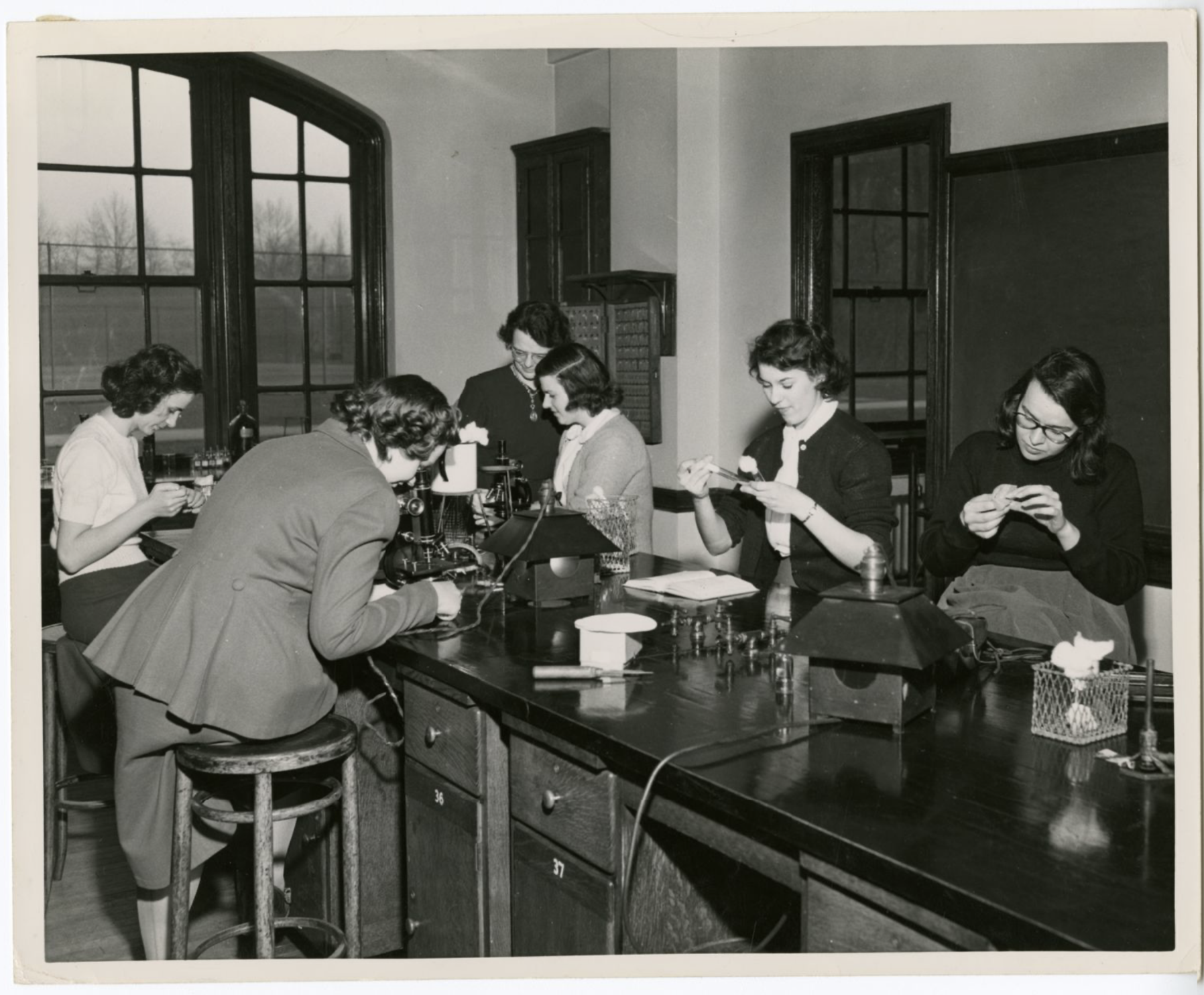 Students in bacteriology class (1955)