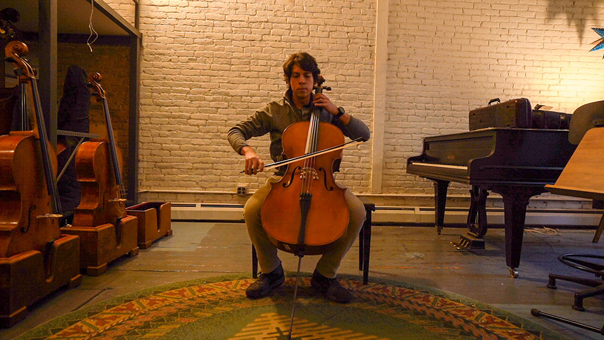 Alfredo González-Espinoza playing a cello