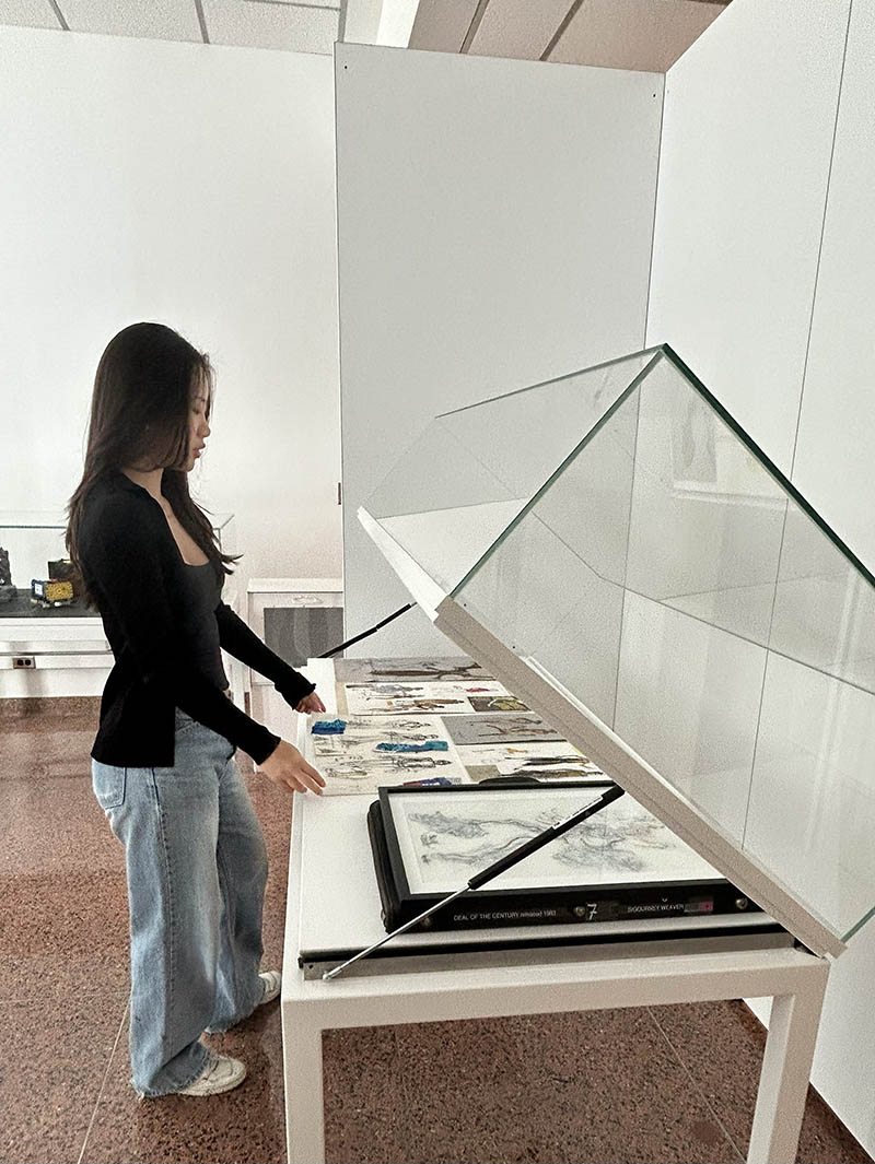 Amanda Qian in the Hunt Library gallery