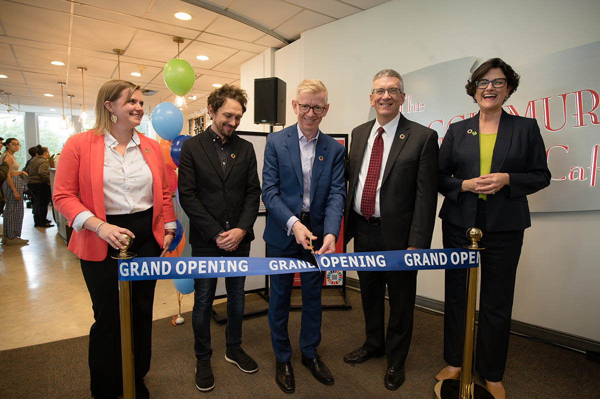 University leaders cut the ribbon to celebrate the grand opening of DeFer Coffee & Tea at Maggie Murph Cafe and the Sustainability Studio in Hunt Library. L-R: Director of the Sustainability Initiative Alex Hiniker, Atelier De Fer Co-Owner Matt Marietti, Helen and Henry Posner, Jr. Dean of the University Libraries Keith Webster, Provost and Chief Academic Officer Jim Garrett, Vice President for Student Affairs and Dean of Students Gina Casalegno.